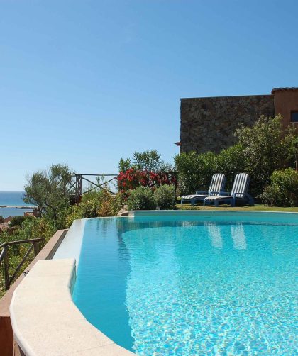 bien choisir et installer sa piscine coque semi-enterrée pour un été rafraîchissant