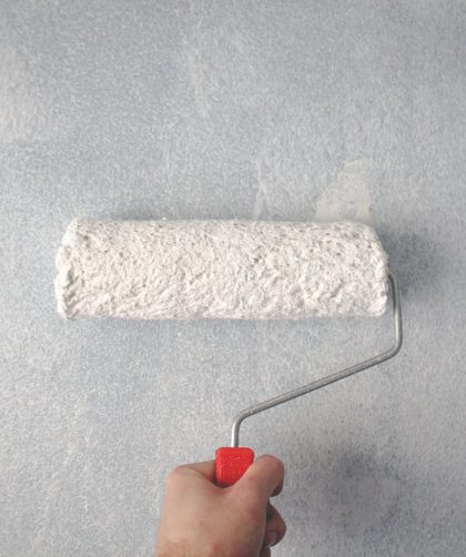Instructions détaillées pour l'application d'une couche monocouche sur un mur en parpaing à l'aide d'un rouleau