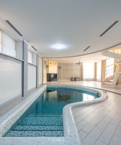 guide complet sur les avantages et installation d'un escalier de piscine en béton