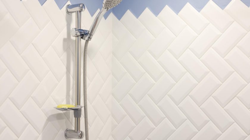 Faïence blanche est l'élément clé pour une salle de bain élégante