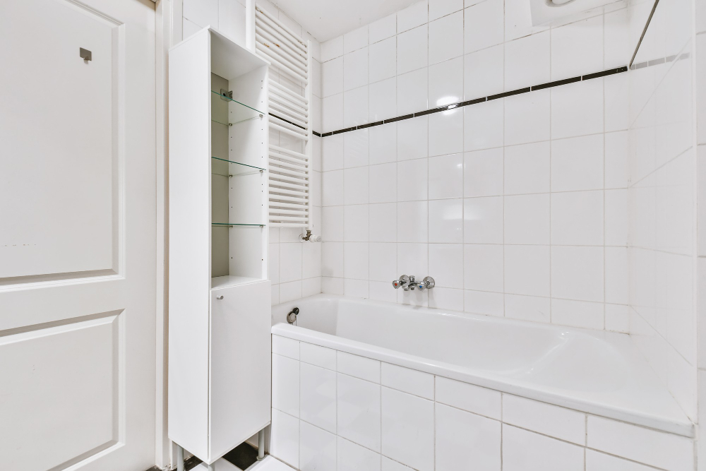 Faïence blanche est l'élément clé pour une salle de bain moderne et élégante