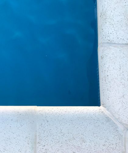 le liner de piscine gris pour une ambiance moderne